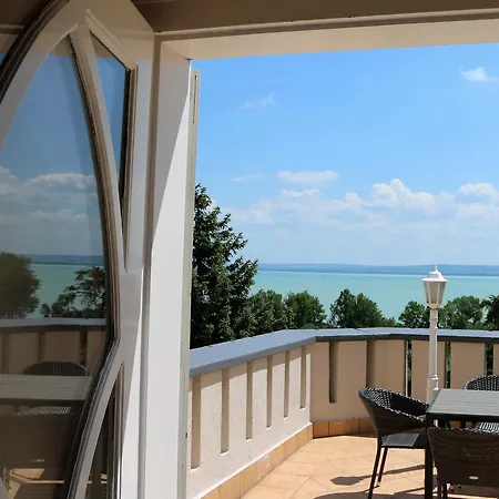 Sir David Balaton Castle Chalet *