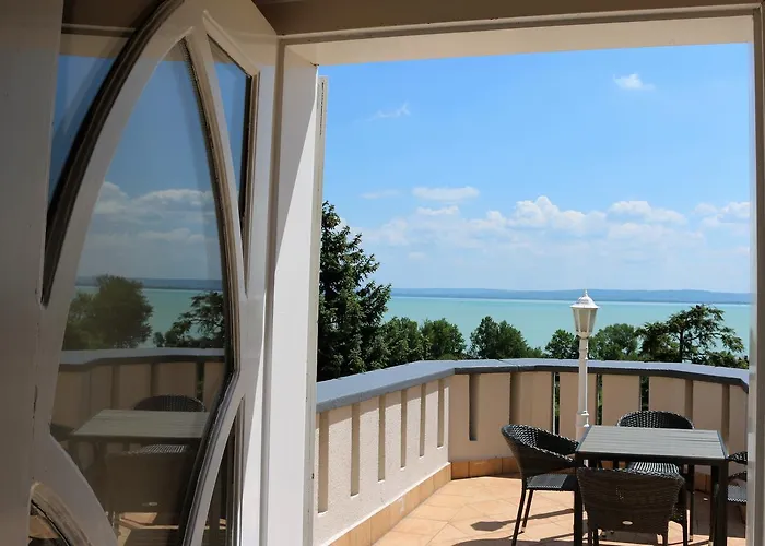 Sir David Balaton Castle Alpehytte *